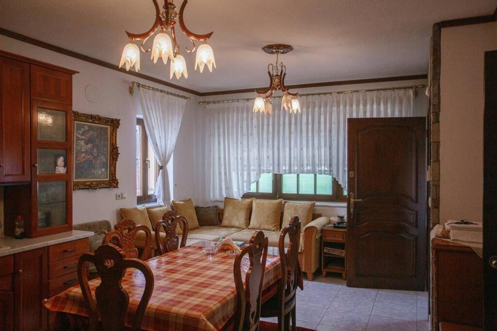 Βίλα Για Όλες Τις Εποχές Του Χρόνου コザニ エクステリア 写真